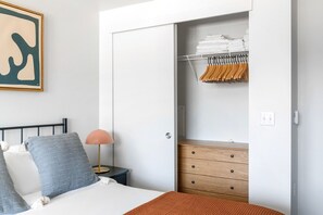 Iron/ironing board, WiFi, bed sheets - Hip Capitol Hill Studio w/ Gym & W/D, nr Colleges, by Blueground (Seattle)
