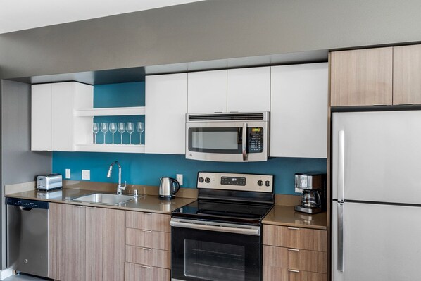 Een koelkast, een microgolfoven, een oven, een vaatwasser