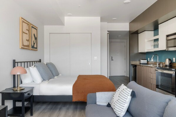 Iron/ironing board, WiFi, bed sheets - Hip Capitol Hill Studio w/ Gym & W/D, nr Colleges, by Blueground (Seattle)