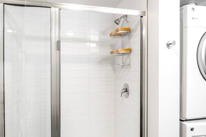 Een haardroger, handdoeken