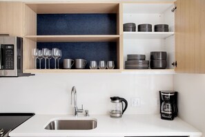 Fridge, microwave, oven, dishwasher - Superb Capitol Hill Studio w/ Lounge, BBQ & W/D, nr Park, by Blueground (Seattle)