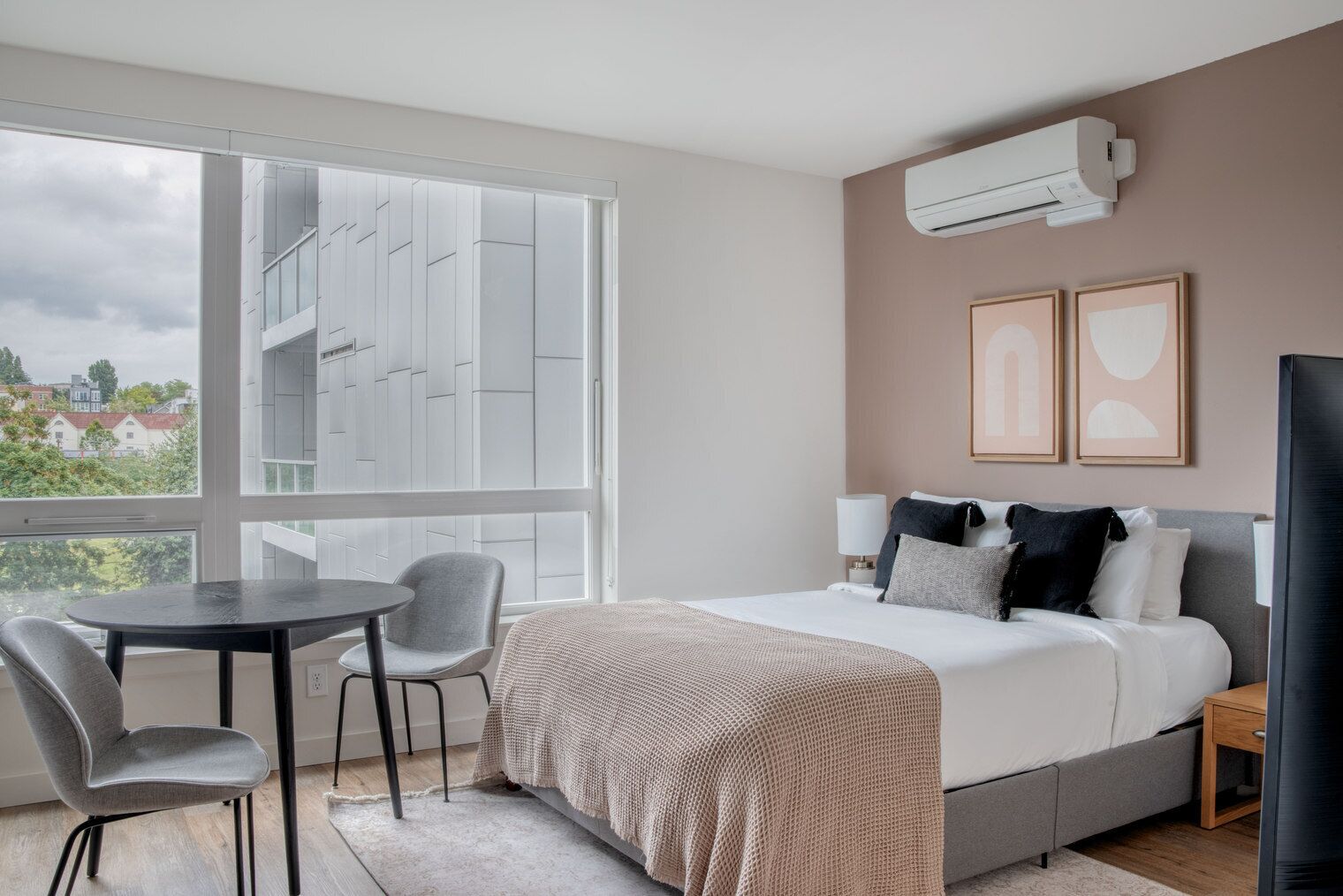 Tabla de planchar con plancha, wifi y ropa de cama 