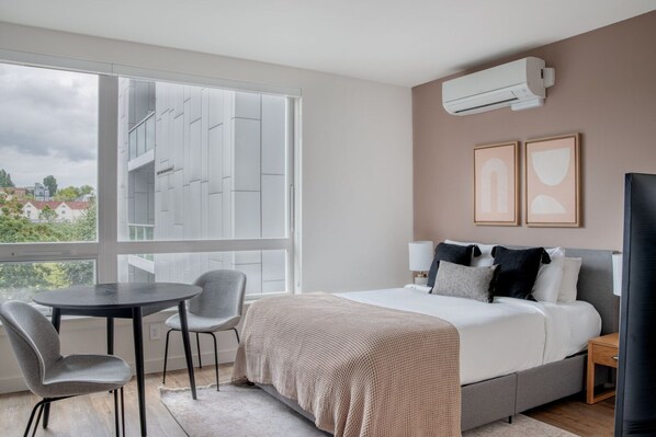 Iron/ironing board, WiFi, bed sheets - Superb Capitol Hill Studio w/ Lounge, BBQ & W/D, nr Park, by Blueground (Seattle)