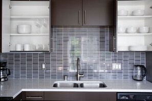 Fridge, microwave, oven, dishwasher - Stellar Bellevue Jr 1BR w/ Gym & Cafe, nr Restaurants, by Blueground (Seattle)