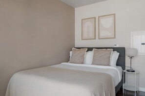 Iron/ironing board, WiFi, bed sheets - Serene Bellevue Studio w/ Gym & Pet Area, nr Shopping, by Blueground (Seattle)