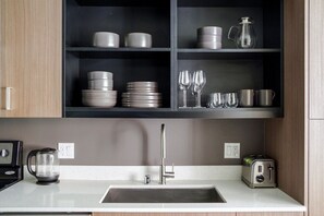 Fridge, microwave, oven, dishwasher - Amazing Capitol Hill Jr 1BR w/ Gym, BBQ & Easy Commute, by Blueground (Seattle)