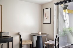 Dining - Amazing Capitol Hill Jr 1BR w/ Gym, BBQ & Easy Commute, by Blueground (Seattle)