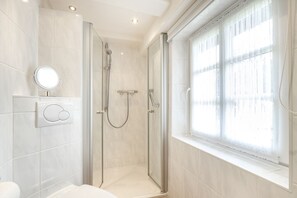 Shower, hair dryer, towels, soap - Huldas Hüs - Huldas Hüs - Südöstliche Haushälfte Eines Historischen Friesenhauses (Sylt-Ost)