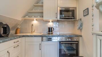 Réfrigérateur, four à micro-ondes, un four, surface de cuisson