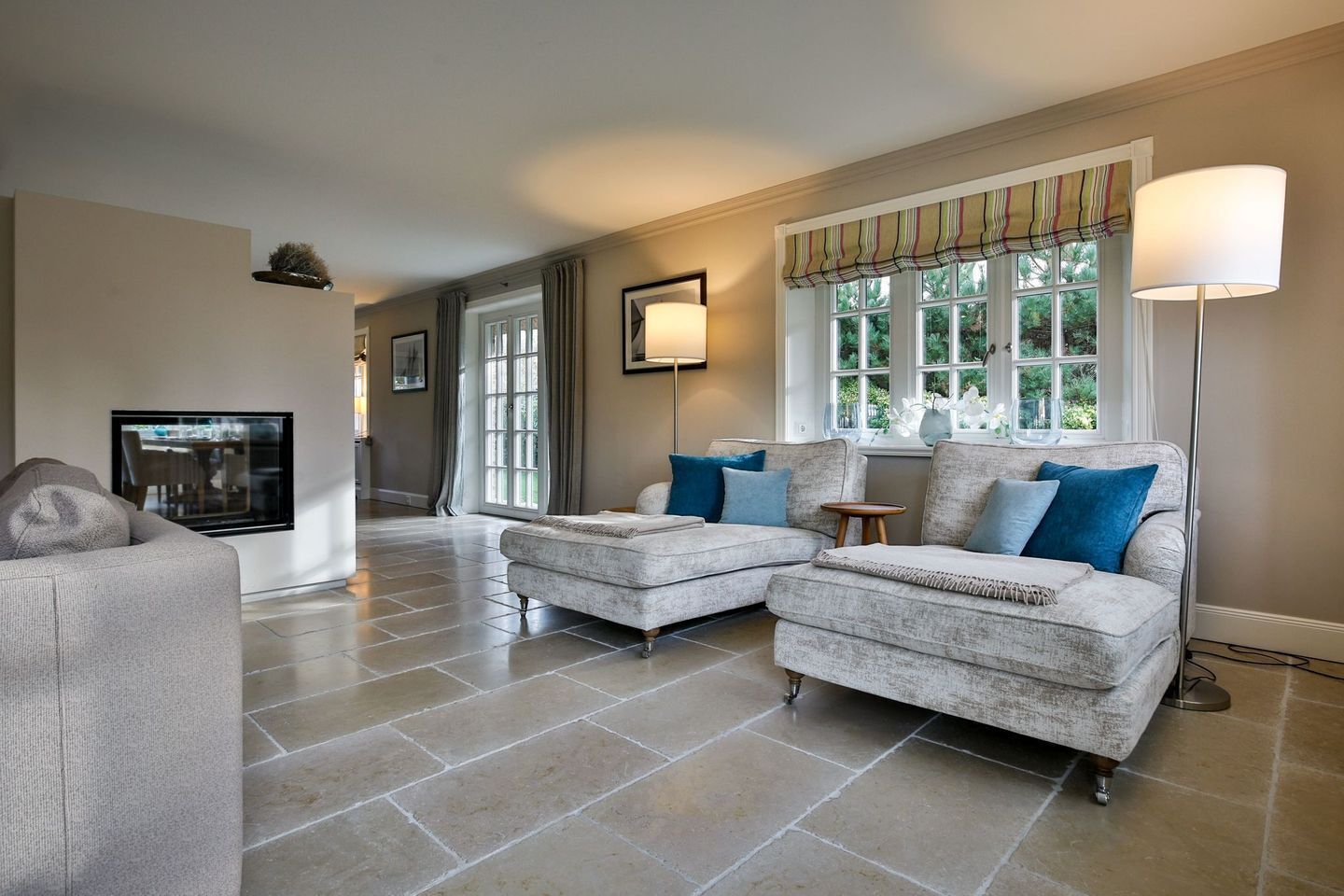 Een televisie en een open haard