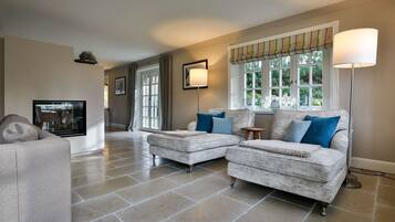 Een televisie en een open haard