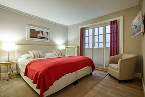 4 bedrooms, in-room safe, iron/ironing board, WiFi