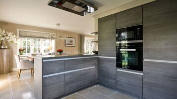 Een koelkast, een magnetron, een oven, een kookplaat