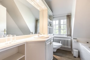 Douche, sĂšche-cheveux, serviettes fournies, savon
