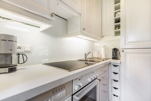 Kjøleskap, mikrobølgeovn, ovn og kokeplater