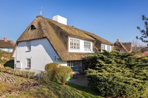 Unclassified image, 5 of 30, button - Moers - Moers - Wohnen Unter Reet im Herzen von Keitum (Sylt)