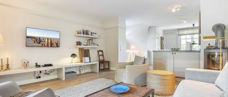 TV, lareira, aparelho de som