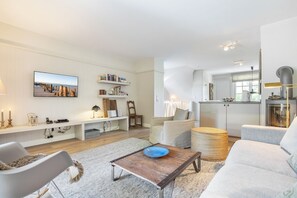 TV, lareira, aparelho de som