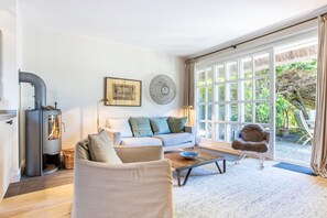 Fernseher, Kamin, Stereoanlage