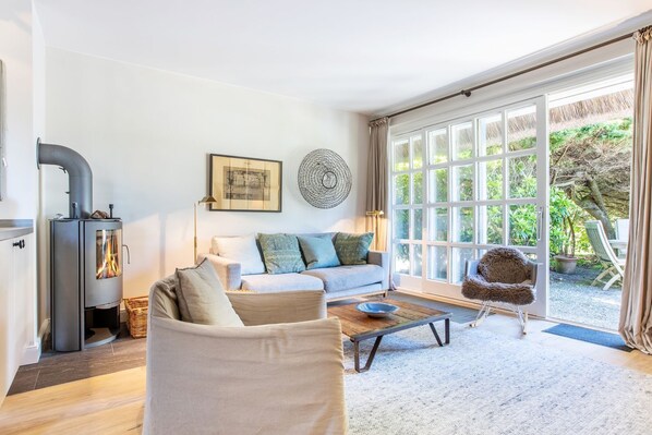 Televisión, chimenea, estéreo