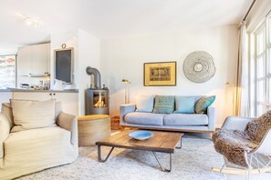 Televisión, chimenea y estéreo 