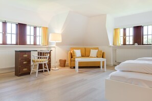 3 habitaciones, escritorio, tabla de planchar con plancha y wifi 