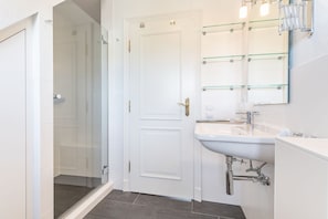 Dusche, Haartrockner, Handtücher, Seife