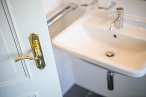 Chuveiro, secador de cabelo, toalhas de banho, sabonete