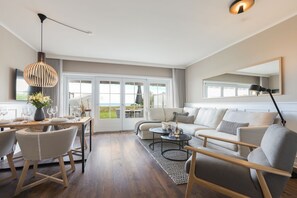 Una televisión, un reproductor estéreo