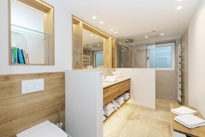Shower, hair dryer, towels, soap - Heckenrose - Typisches Friesenhaus Unter Reet (Sylt-Ost)