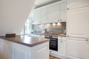 Fridge, oven, stovetop, dishwasher - Sharky Bay - Die Reetgedeckte, Gepflegte Anlage Liegt auf Einem ca. 2000 m² Großem Grundstück (Sylt-Ost)