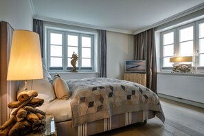 4 chambres, coffres-forts dans les chambres, fer et planche à repasser