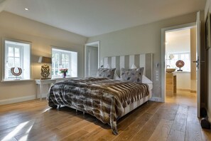 4 bedrooms, in-room safe, iron/ironing board, WiFi