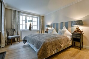 4 chambres, coffres-forts dans les chambres, fer et planche à repasser