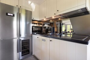 Een koelkast, een oven, een kookplaat, een vaatwasser