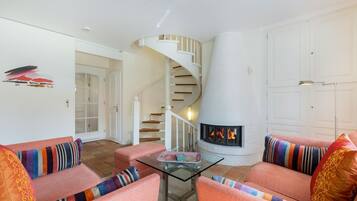 Een televisie, een dvd-speler en een stereo