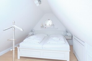 1 bedroom, desk, iron/ironing board, WiFi - Lütje Hooge, Whg. 30 - Dieses Friesische Domizil Befindet Sich in Ruhiger Lage im Ortsteil Keitum (Sylt-Ost)