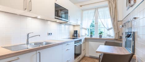 Frigorífico, microondas, horno y placa de cocina