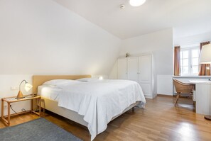 3 Schlafzimmer, Zimmersafe, Schreibtisch, Bügeleisen/Bügelbrett