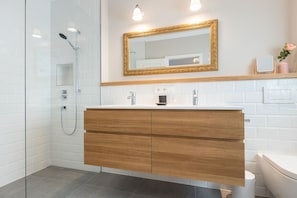 Dusche, Haartrockner, Handtücher, Seife