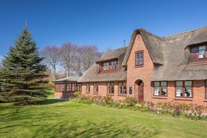 Unclassified image, 4 of 48, button - Aalernhüs - Aalernhüs - Südöstliche Haushälfte Eines Historischen Friesenhauses (Sylt-Ost)