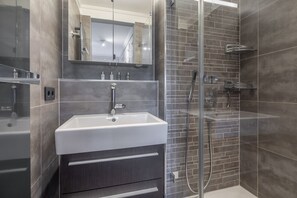 مجففات شعر، مناشف، صابون