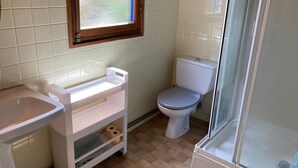 Kylpyhuone, jossa on wc, pesuallas ja suihkutila.