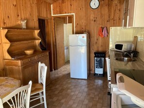 Kühlschrank, Mikrowelle, Herdplatte, Geschirrspüler