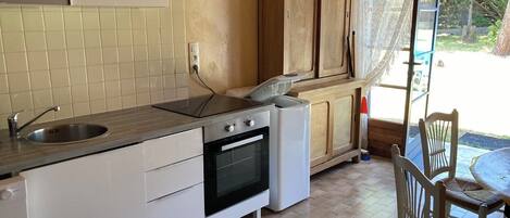 Réfrigérateur, micro-ondes, plaque de cuisson, lave-vaisselle