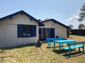 Outdoor dining - Chalet 'Quartier Des Pêcheurs Réf 35' with Private Garden (Lège-Cap-Ferret)