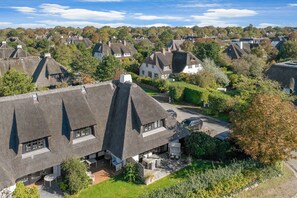 A residential area with houses featuring steeply pitched roofs and thatched materials. - Lüüvwai I - Lüüvwai I - Sonnige Ferienwohnung im EG und Terrasse mit Südwestlage (Sylt-Ost)