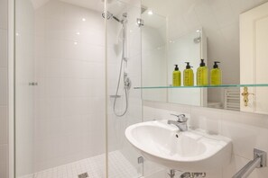 Douche, sèche-cheveux, serviettes fournies, savon