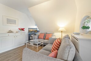 TV, stereo - Hinrich OG - Ferienwohnung im EG und OG, 45 m² Groß, für 2 Erwachsenen und Ggf. 2 Kindern (Sylt-Ost)