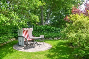 Outdoor dining - Hinrich OG - Ferienwohnung im EG und OG, 45 m² Groß, für 2 Erwachsenen und Ggf. 2 Kindern (Sylt-Ost)